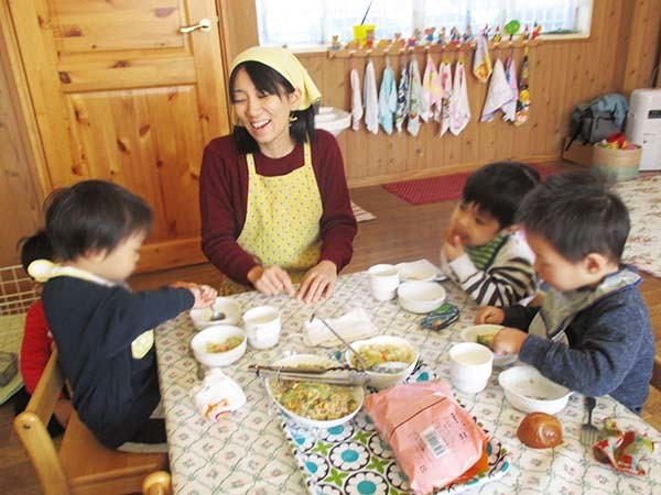幼児の食事シーン